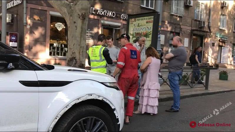 Внедорожник и мопед не поделили дорогу на Ришельевской (фото)