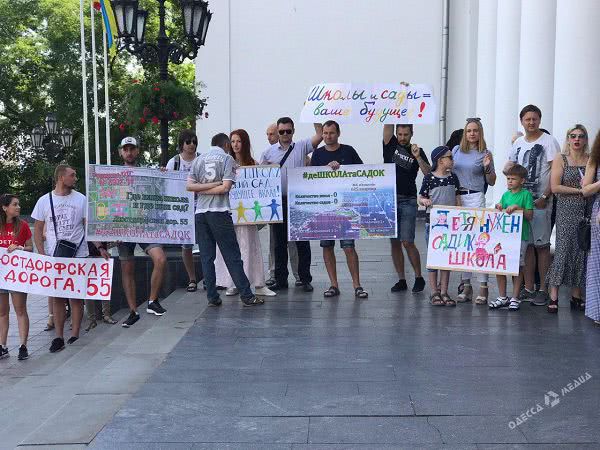 Перед сессией Одесского горсовета снова митинговали: горожане требовали детские сады и школы (фото)