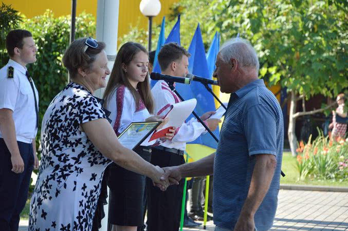 В Килии ко Дню Конституции Украины провели акцию "Єднаймося"