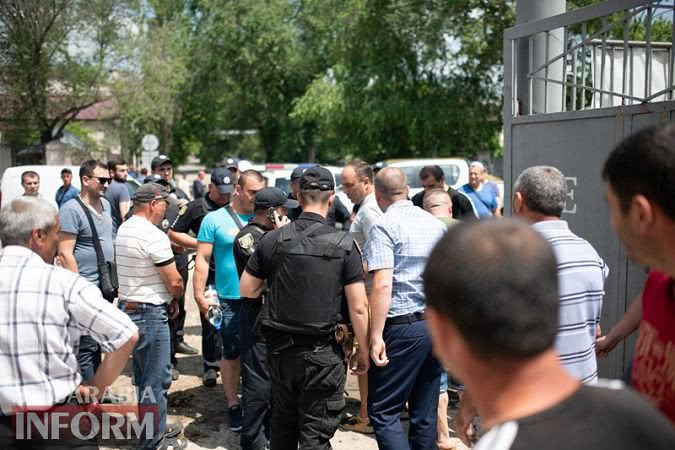 Фермеры Бессарабии пытаются вывезти своё зерно, оказавшееся в "заложниках" Измаильского элеватора - полиция им препятствует