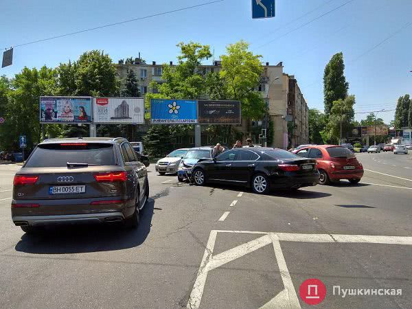 На Среднефонтанской площади в Одессе столкнулись две иномарки, есть пострадавшие. Фото