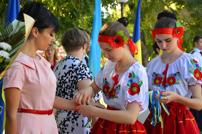 В Килии ко Дню Конституции Украины провели акцию "Єднаймося"