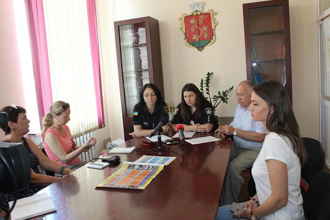 В курортной Затоке потерявшийся трёхлетний малыш одолел  два километра по пляжу