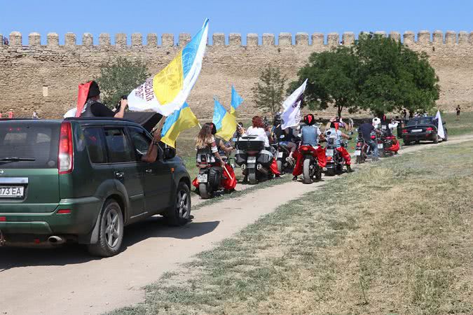 Байкеры в шароварах, казацкий двобой и украинский фольклор: в Аккерманской крепости отгремел фестиваль «Украинская Бессарабия»