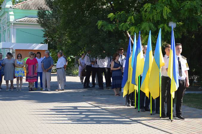 В Килии ко Дню Конституции Украины провели акцию "Єднаймося"