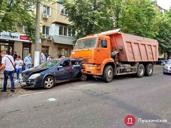 На Черняховского многотонный Камаз разбил сразу 6 автомобилей