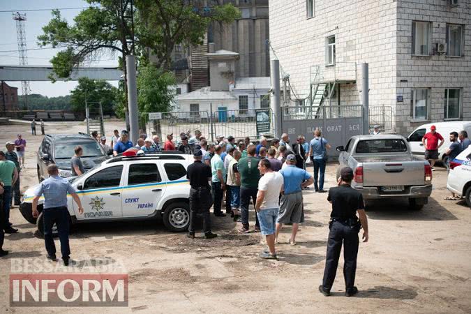 Фермеры Бессарабии пытаются вывезти своё зерно, оказавшееся в "заложниках" Измаильского элеватора - полиция им препятствует