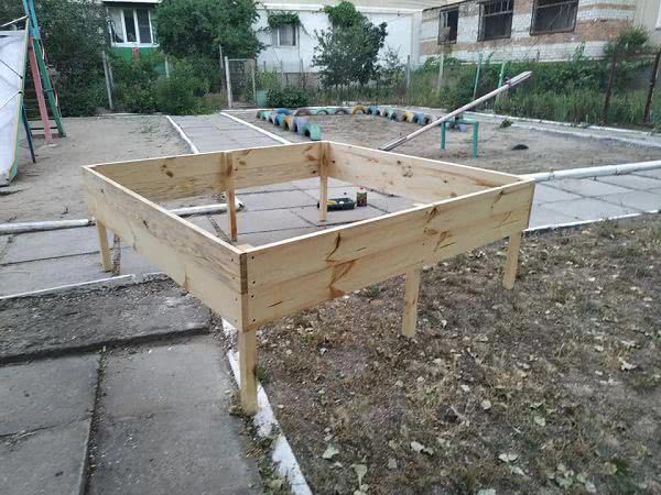 В Белгороде-Днестровском жители многоквартирных домов сами строят детям песочницы