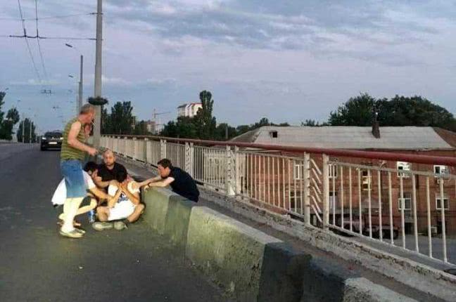 В Одессе прохожие спасли мужчину, который хотел прыгнуть с Ивановского моста из-за измены жены