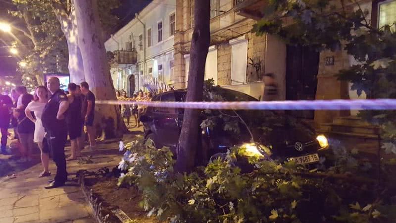 В Одесі авто вилетіло на тротуар і знесло дерево, яке травмувало пішохода