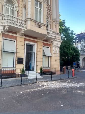 Камнепад у входа в Оперный театр