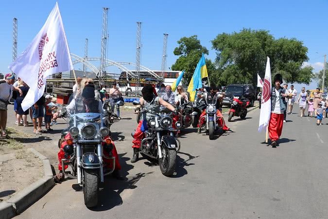 Байкеры в шароварах, казацкий двобой и украинский фольклор: в Аккерманской крепости отгремел фестиваль «Украинская Бессарабия»