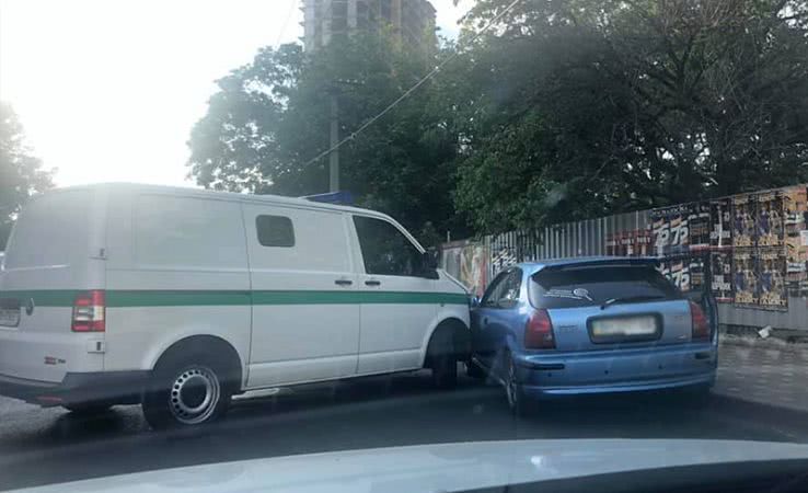 Возле площади Толбухина ДТП с инкассаторским авто: водителям советуют объезжать (фото)