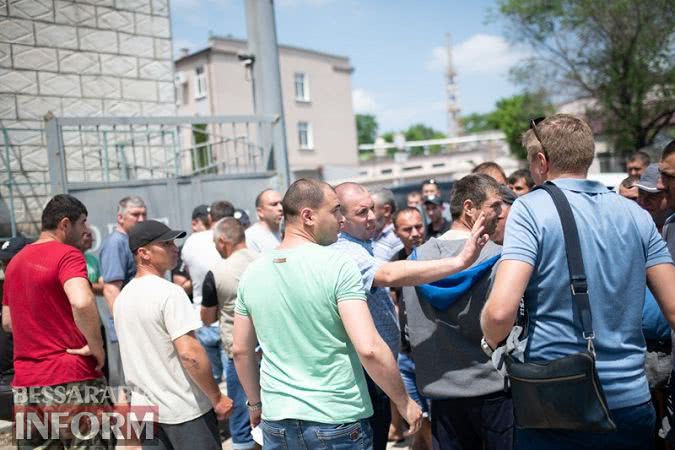 Фермеры Бессарабии пытаются вывезти своё зерно, оказавшееся в "заложниках" Измаильского элеватора - полиция им препятствует