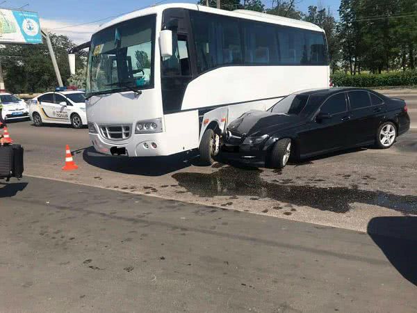 В Одессе в аварию попал экскурсионный автобус с детьми. Фото