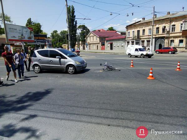 Возле одесского парка на Молдаванке иномарка проехала на «красный» и сбила велосипедиста. Фото