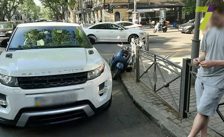 В Одессе в ДТП попали автомобиль и мопед (фото)