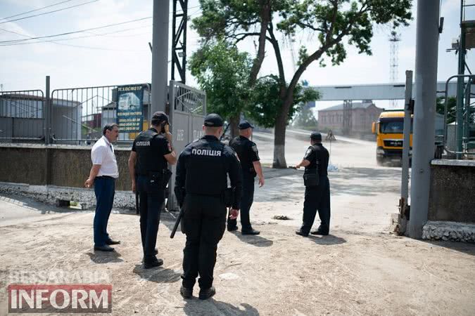 Фермеры Бессарабии пытаются вывезти своё зерно, оказавшееся в "заложниках" Измаильского элеватора - полиция им препятствует