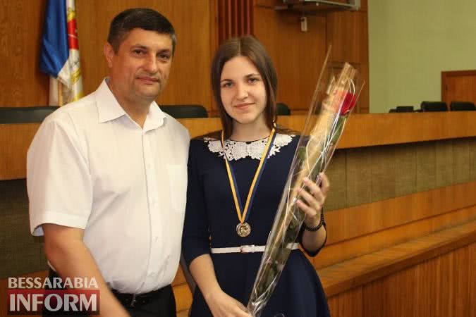 В Измаиле сегодня награждали выпускников-медалистов: среди них и дочь мэра