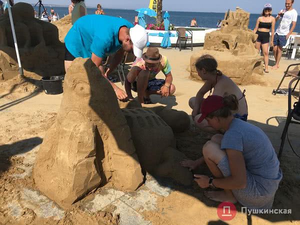 В Одессе на побережье прошел фестиваль песчаных скульптур. Фоторепортаж