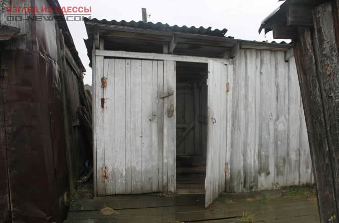 В Одесской области мужчину пришлось доставать из выгребной ямы