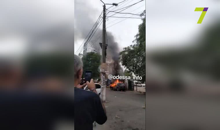 Снова горит авто на парковке в Одессе (фото)