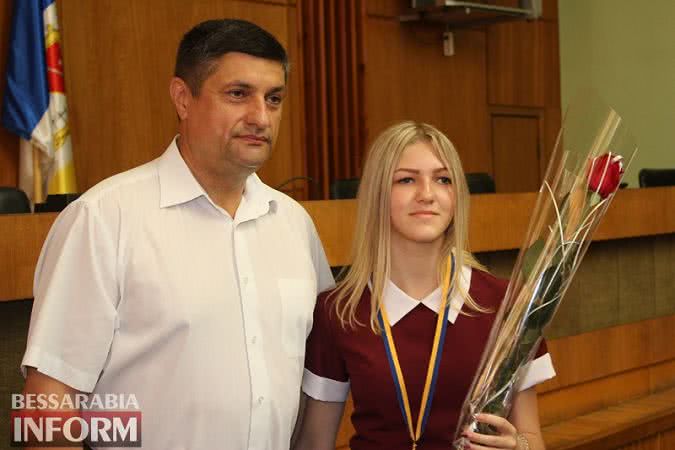 В Измаиле сегодня награждали выпускников-медалистов: среди них и дочь мэра