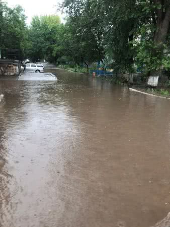 Из-за сильного ливня в Арцизе подтопило дома
