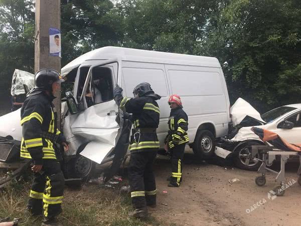 В Одессе микроавтобус въехал в столб: пострадал водитель