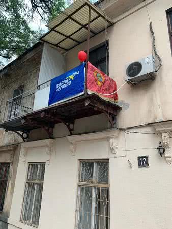 На одесский балкон повесили одновременно флаг СССР и баннер партии Регионов