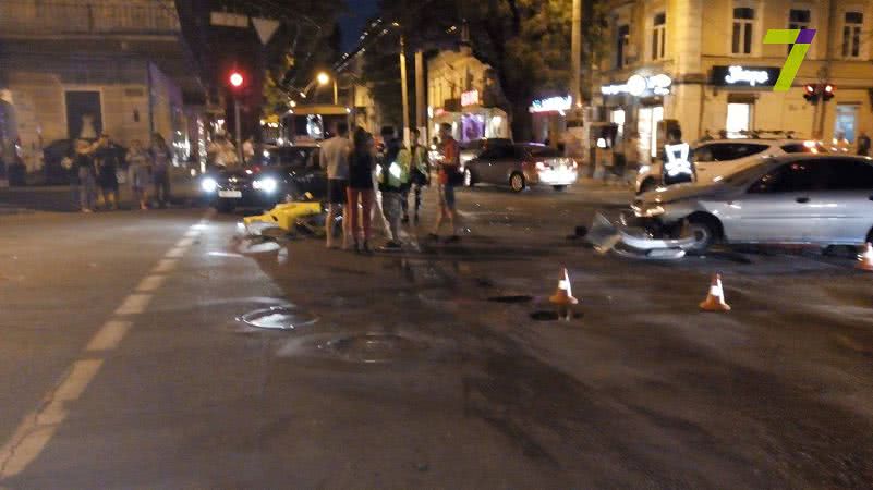 Два человека пострадали при столкновении легковушки и мотоцикла на Канатной (фото)