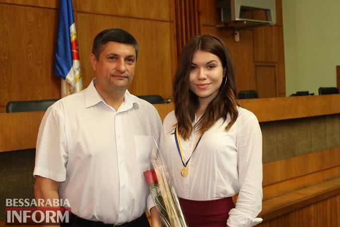 В Измаиле сегодня награждали выпускников-медалистов: среди них и дочь мэра