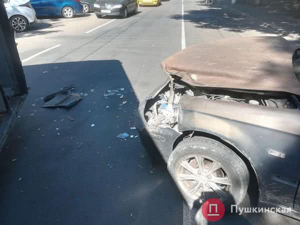В центре города троллейбус столкнулся с машиной. Фото