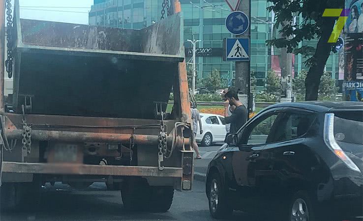 Иномарка и мусоровоз не поделили дорогу в Одессе: образовалась пробка (фото)