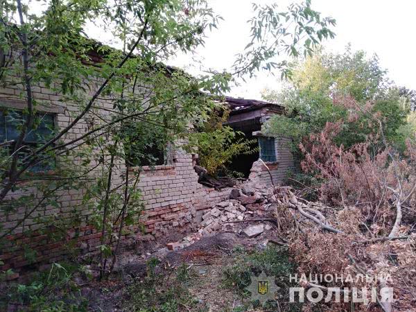 В Одесской области в аварийном здании камнями завалило ребенка (фото)