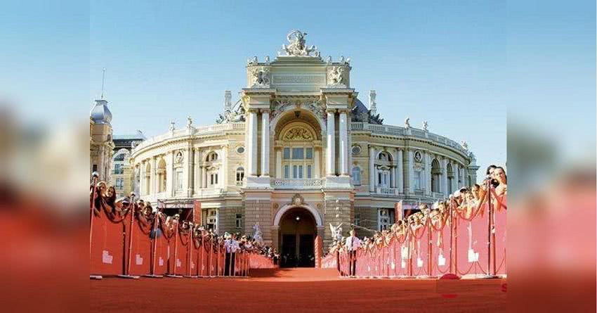Шик и блеск красной дорожки: в Одессе открылся юбилейный международный кинофестиваль