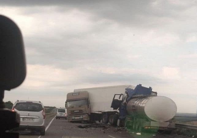 Под Одессой бензовоз врезался в грузовик: водитель автоцистерны погиб (фото)