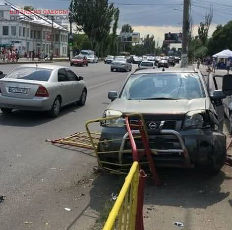 В Одессе произошло ДТП: авто снесло ограждение