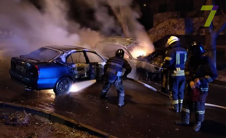 Ночью на Таирова сгорели две иномарки (фото)