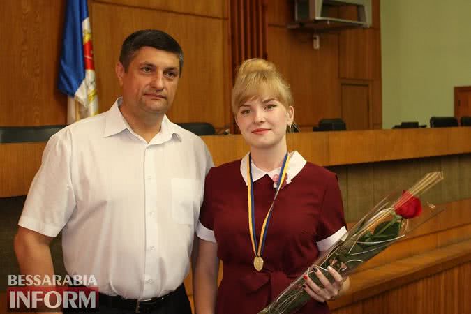 В Измаиле сегодня награждали выпускников-медалистов: среди них и дочь мэра