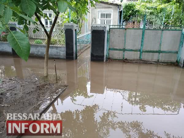 Из-за сильного ливня в Арцизе подтопило дома