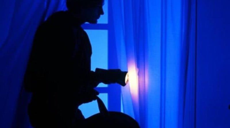 Местные Бонни и Клайд: в Измаиле полиция задержала парочку грабителей, деливших прибыль недалеко от обчищенного киоска