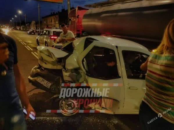 В Одессе произошло разрушительное ДТП: пострадавшего госпитализировали (видео, фото)