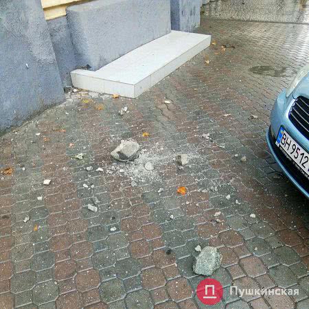 В центре Одессы с фасада памятника архитектуры на тротуар упал камень. Фото