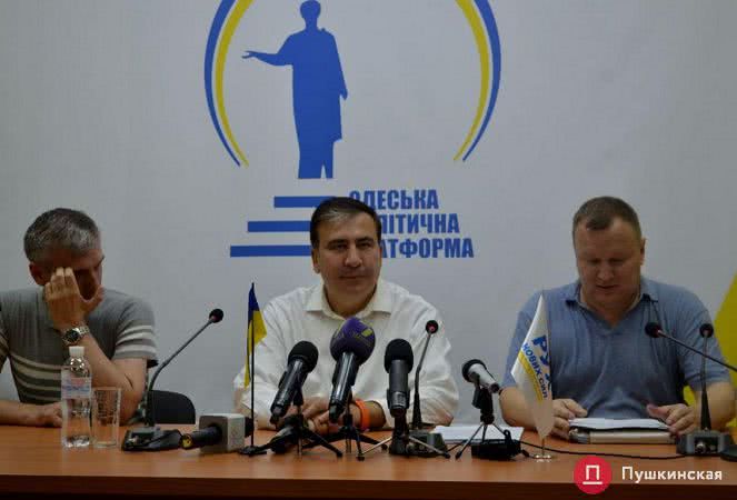 Саакашвили снова показал «амбарную книгу горсовета» и заявил, что Труханову вынесут оправдательный приговор