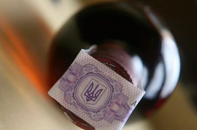 Налоговики призывают одесситов докладывать о незаконной продаже алкоголя и сигарет
