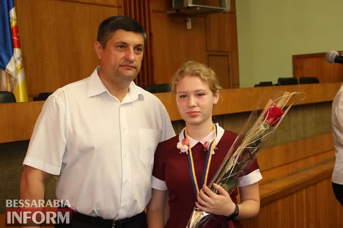 В Измаиле сегодня награждали выпускников-медалистов: среди них и дочь мэра