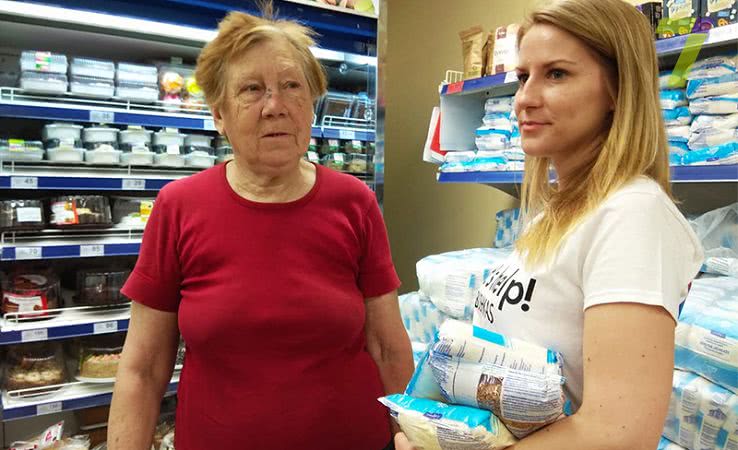 Одесские волонтеры покупают продукты для пенсионеров (фото)