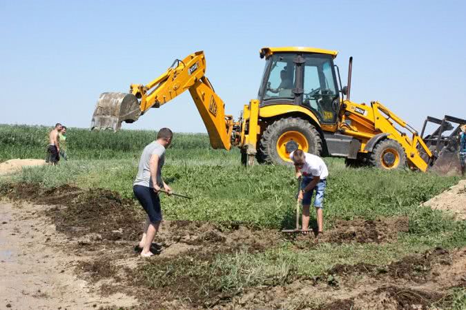 Дружно и весело убирали парк: в Болграде прошел общегородской субботник