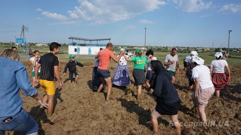 Возрождение бессарабских традиций: в селе Криничное для строительства этнографического музея состоялся массовый чамур